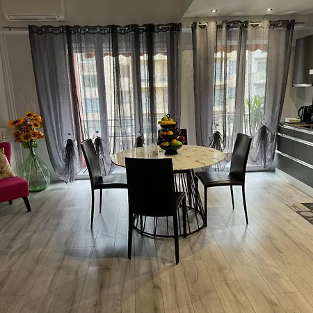 Gorgeous 2 Bedrooms Apartmán *